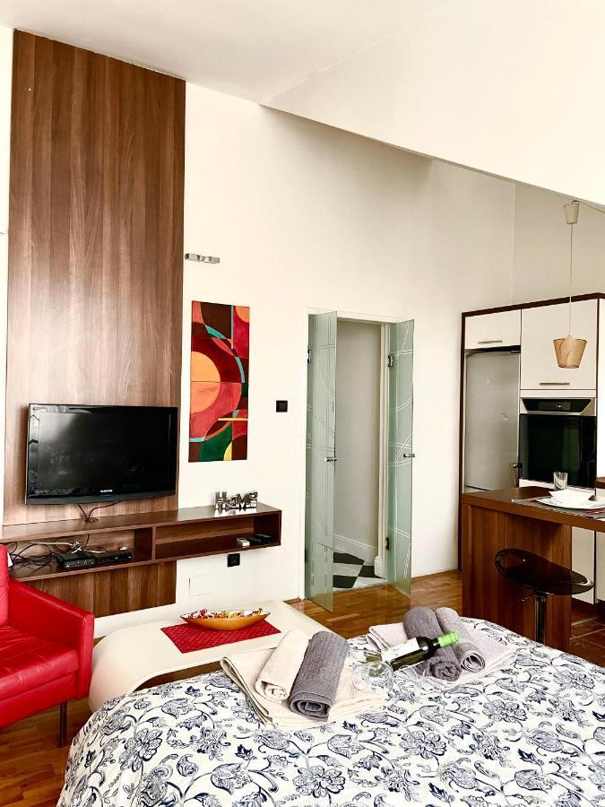 Apartment Triangle 1 *