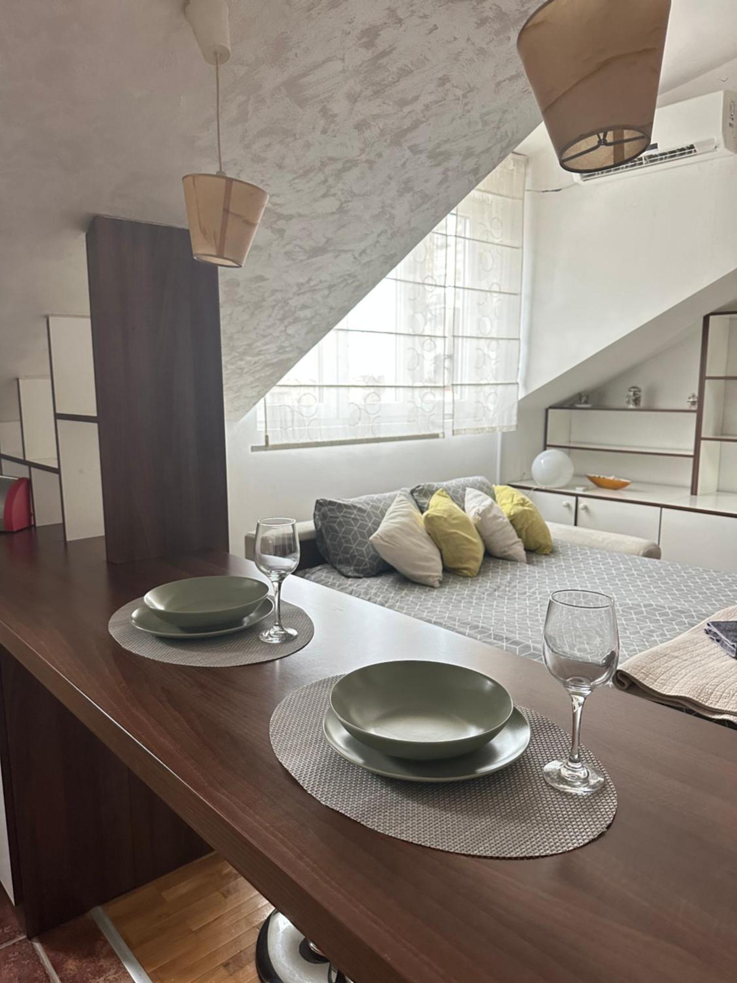 Apartment Triangle 1 *